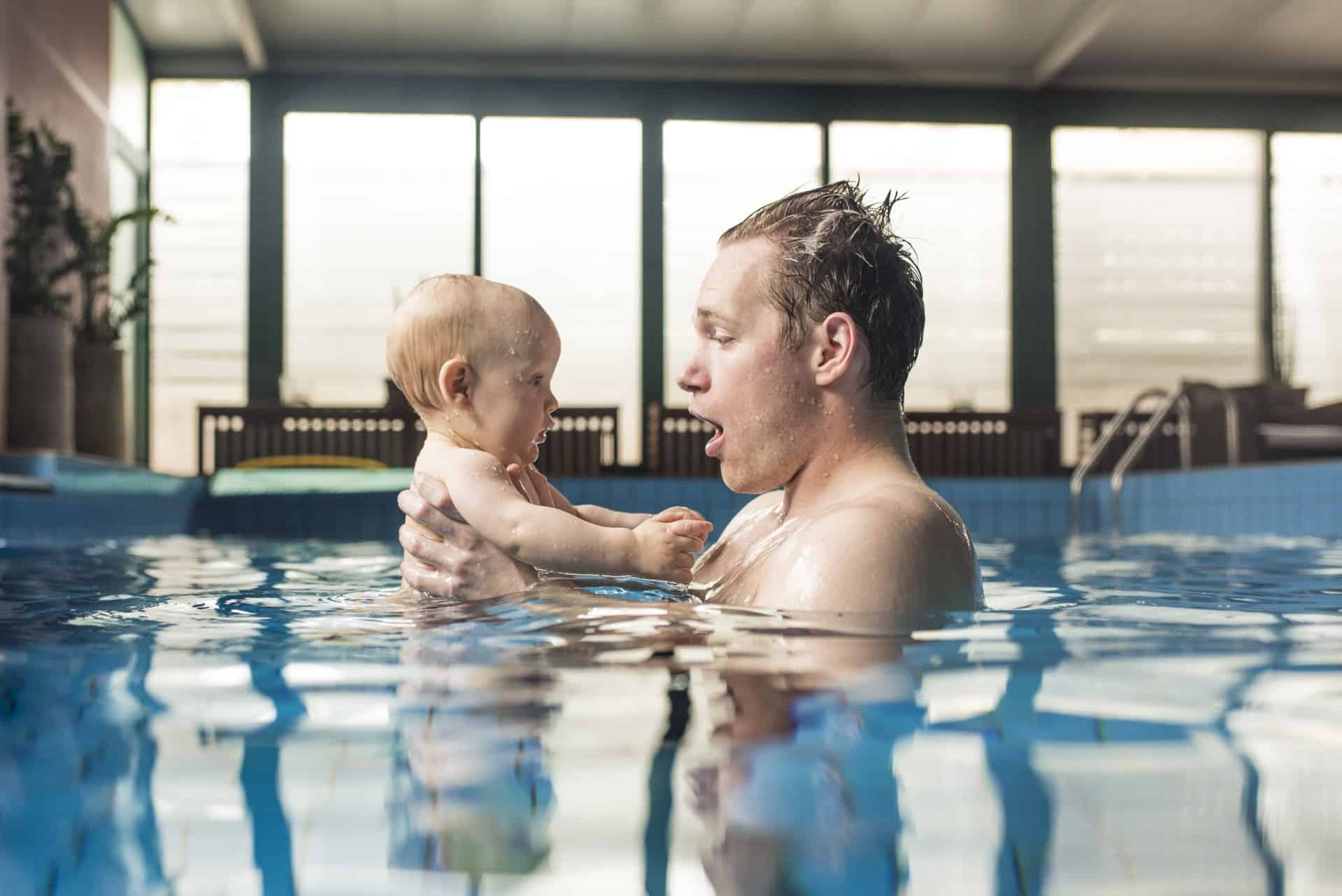 evalueren Refrein Schepsel Met je baby voor de eerste keer naar het zwembad: waarop moet je letten?